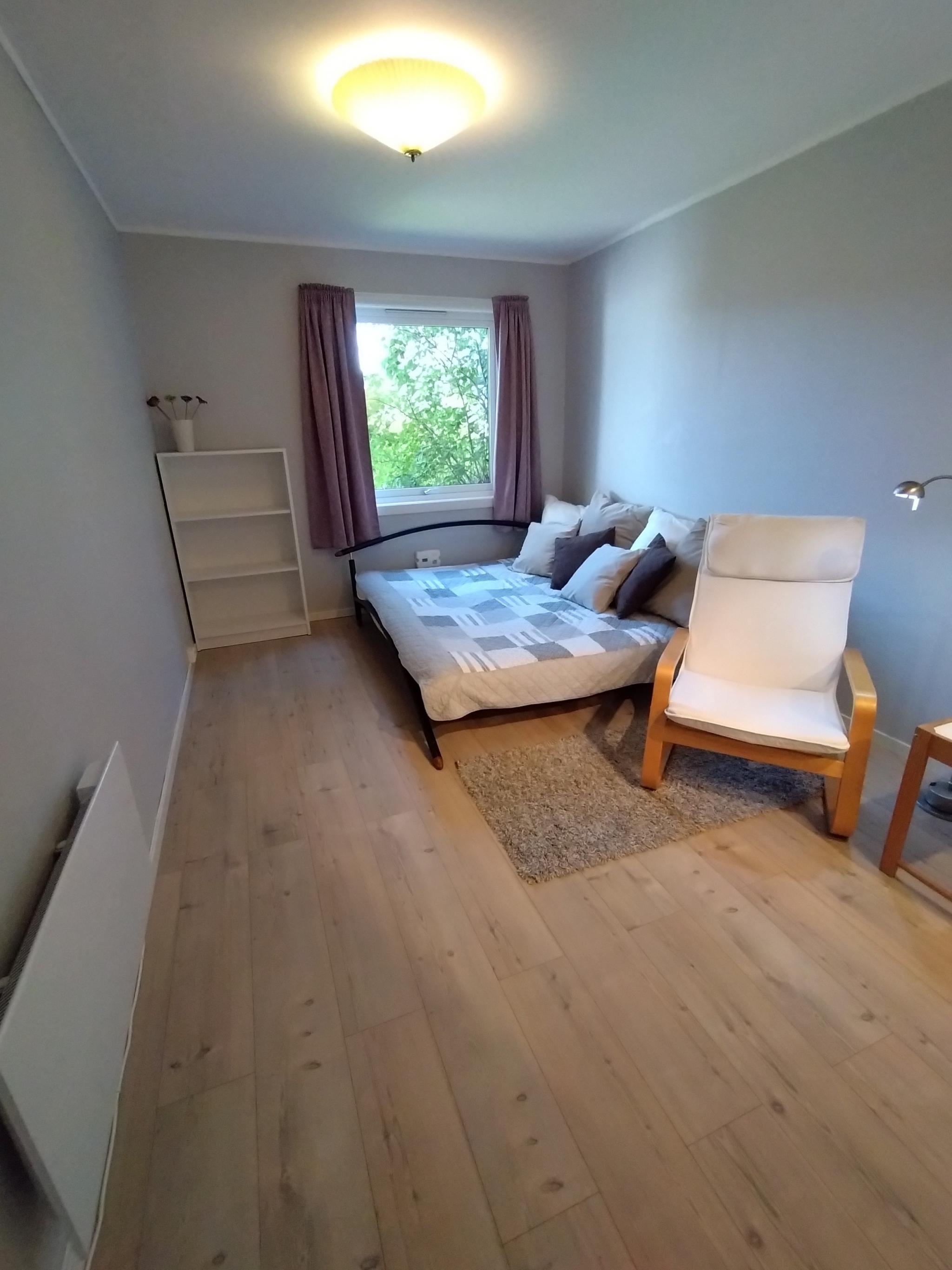 Stort rom (ca 15 kvm) sett fra døra. Futonseng str 160 x 200